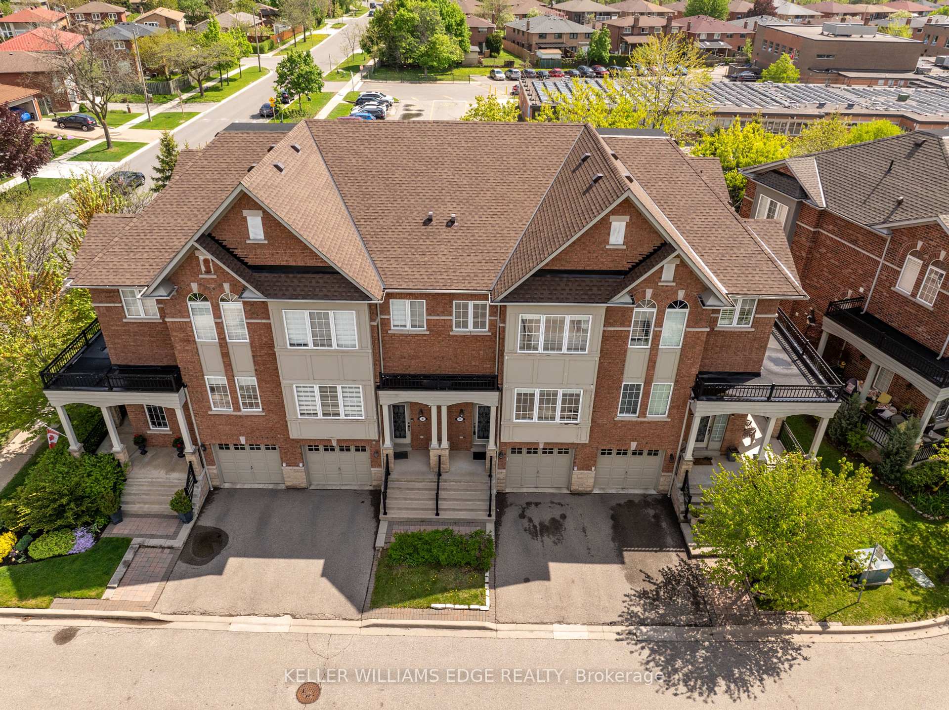 3 Bedrooms Condo at 230 Paisley, Mississauga For sale