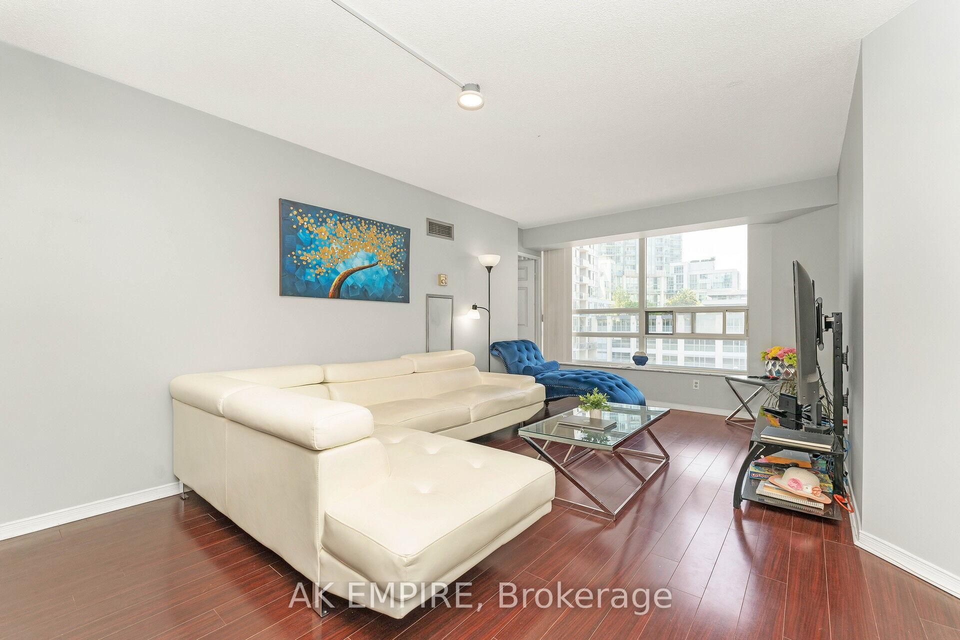 3 Bedrooms Condo at 250 Webb, Mississauga For sale