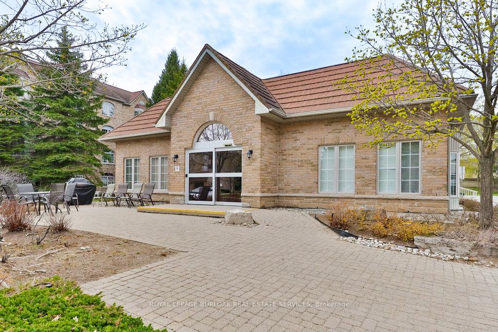 2 Bedrooms Condo at 216E Plains, Burlington For sale