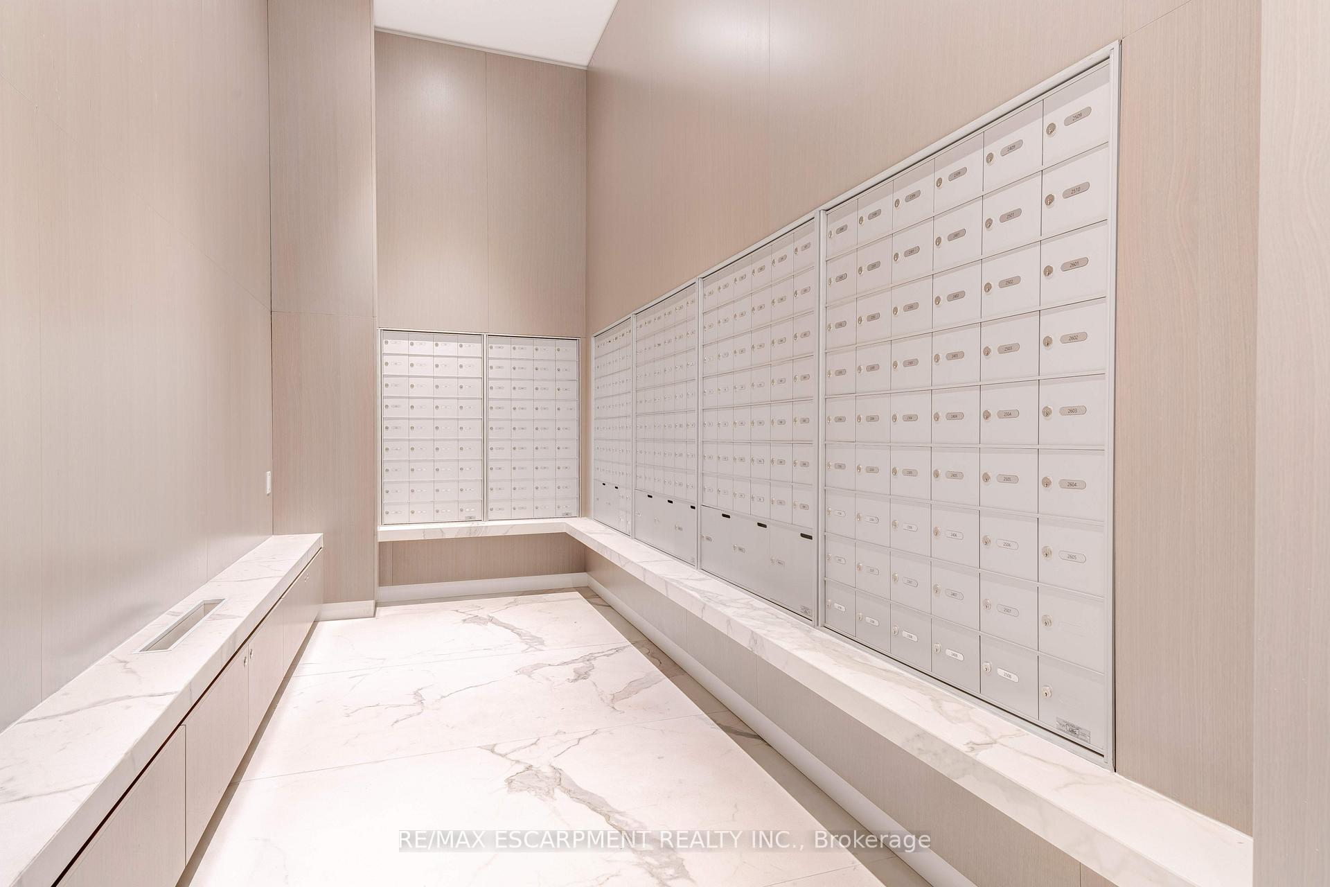2 Bedrooms Condo at 370 Martha, Burlington For sale