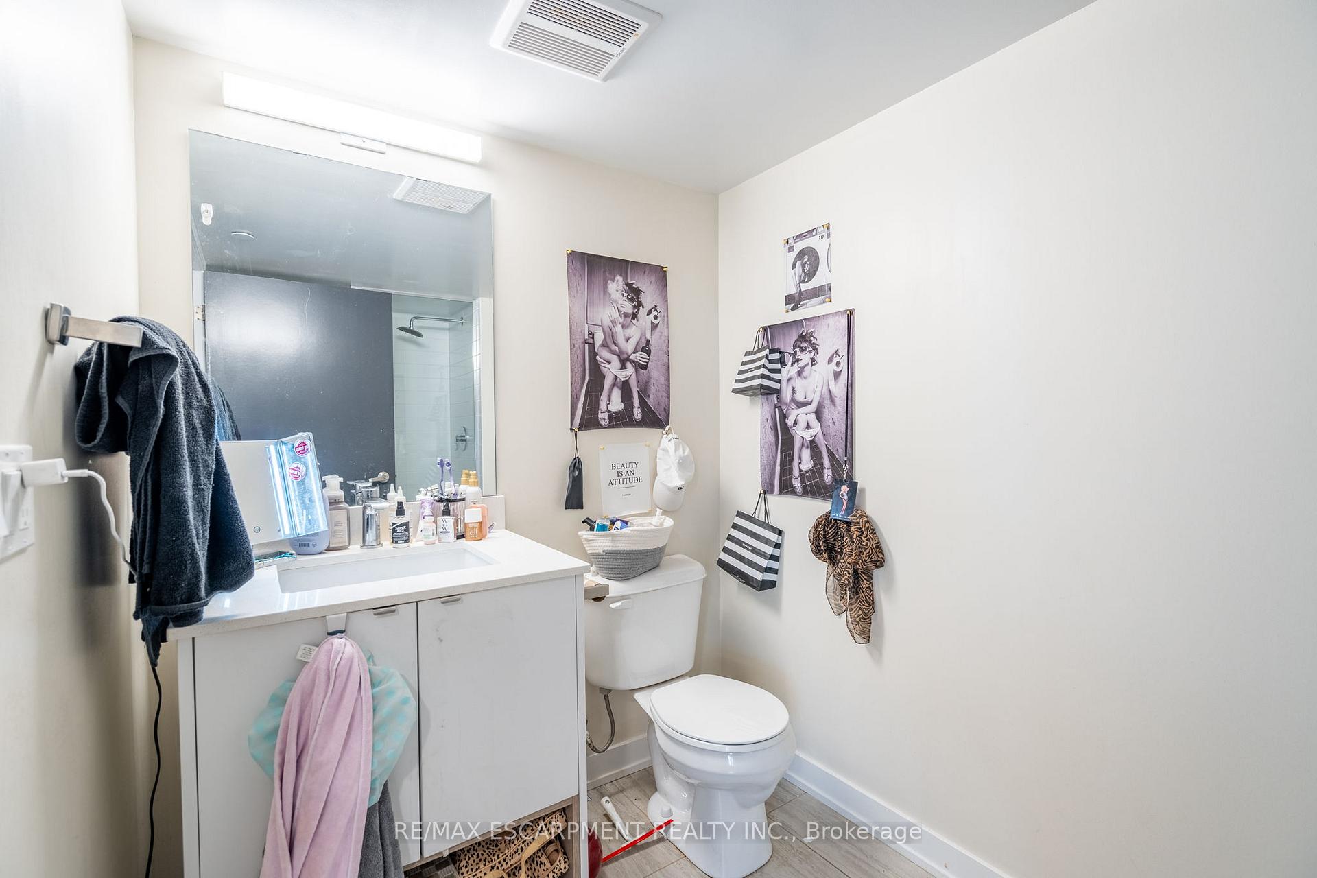 2 Bedrooms Condo at 1119 COOKE, Burlington For sale