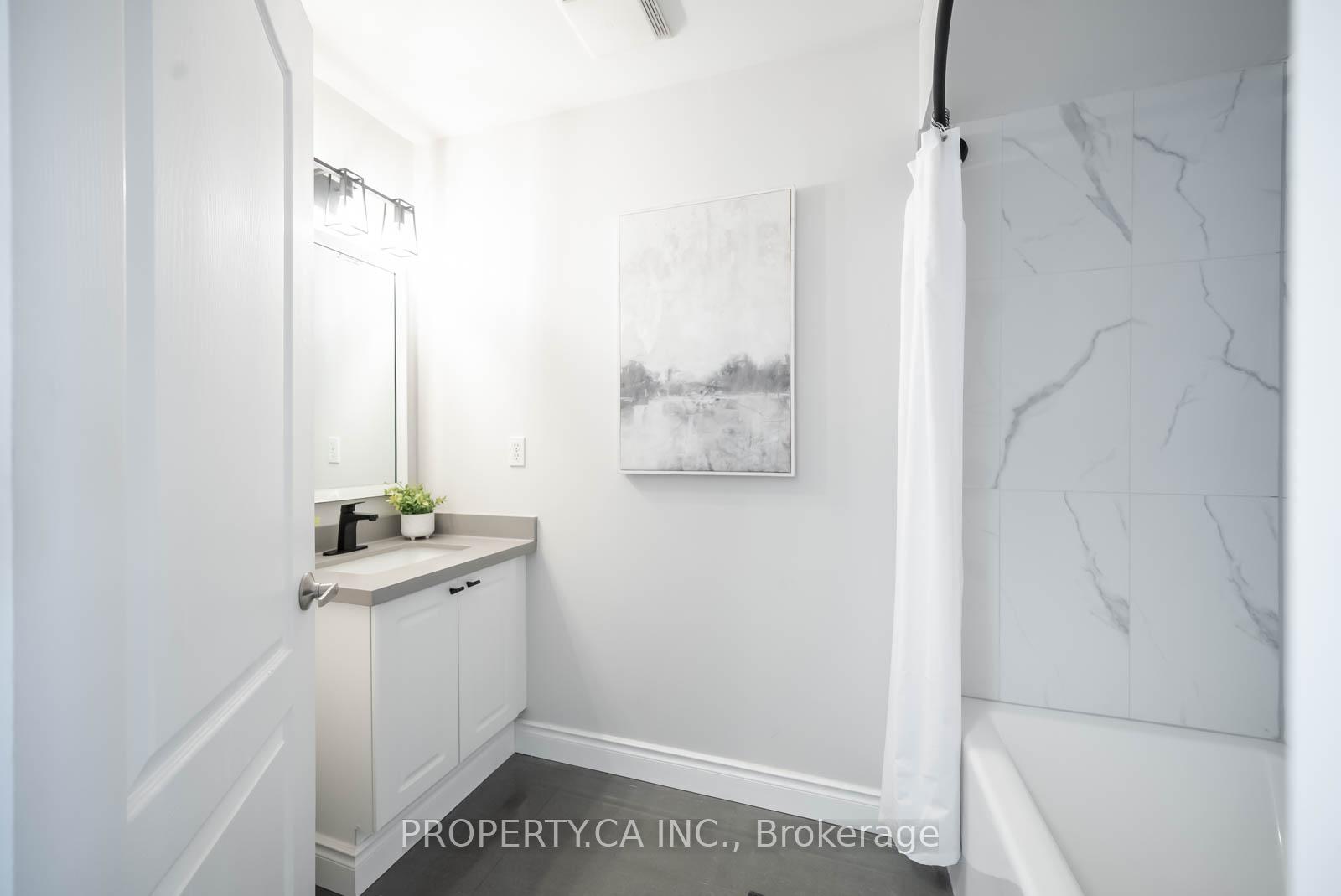 3 Bedrooms Condo at 601 Shoreline, Mississauga For sale