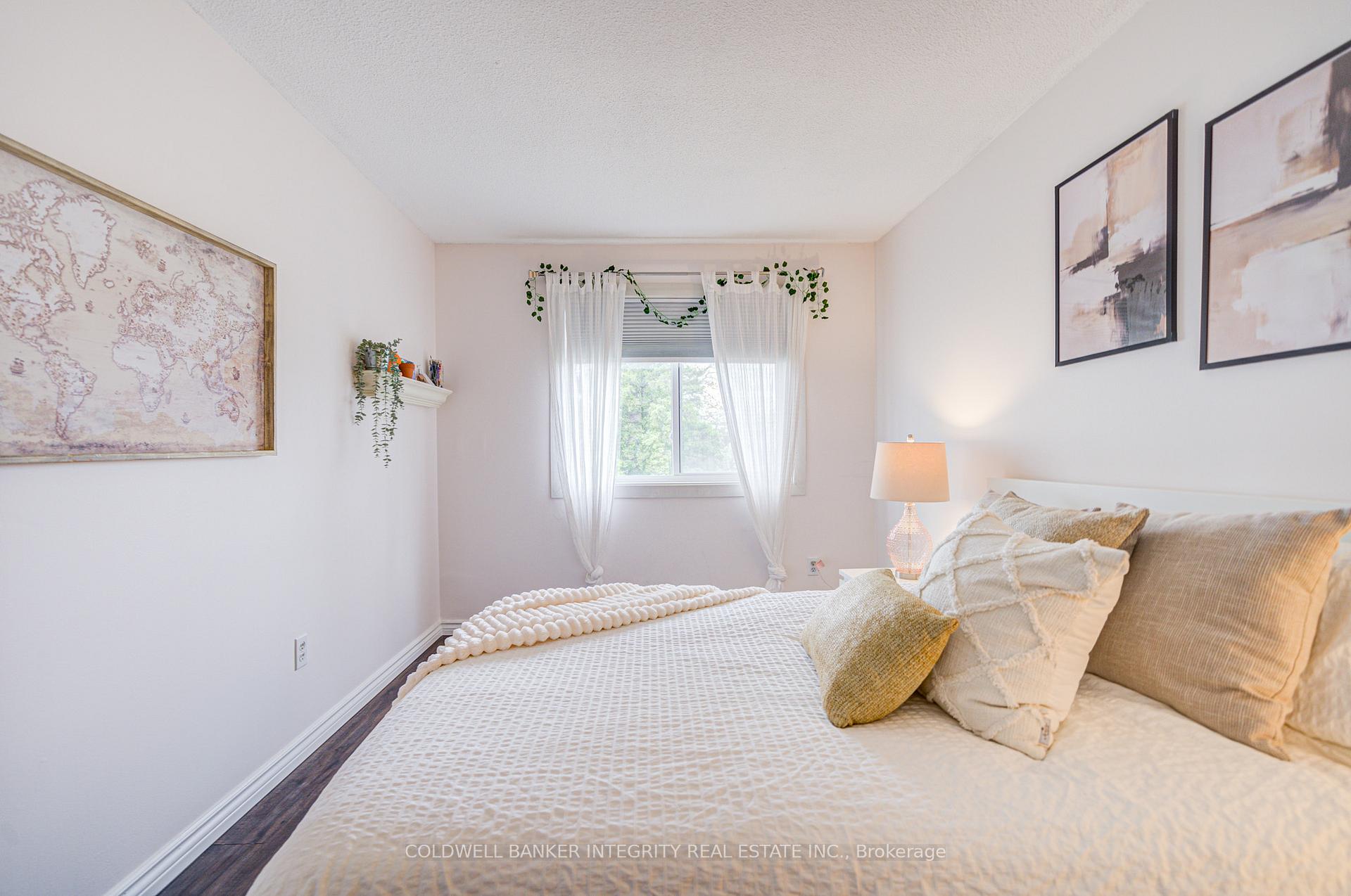 3 Bedrooms Condo at 1036 Falgarwood, Oakville For sale