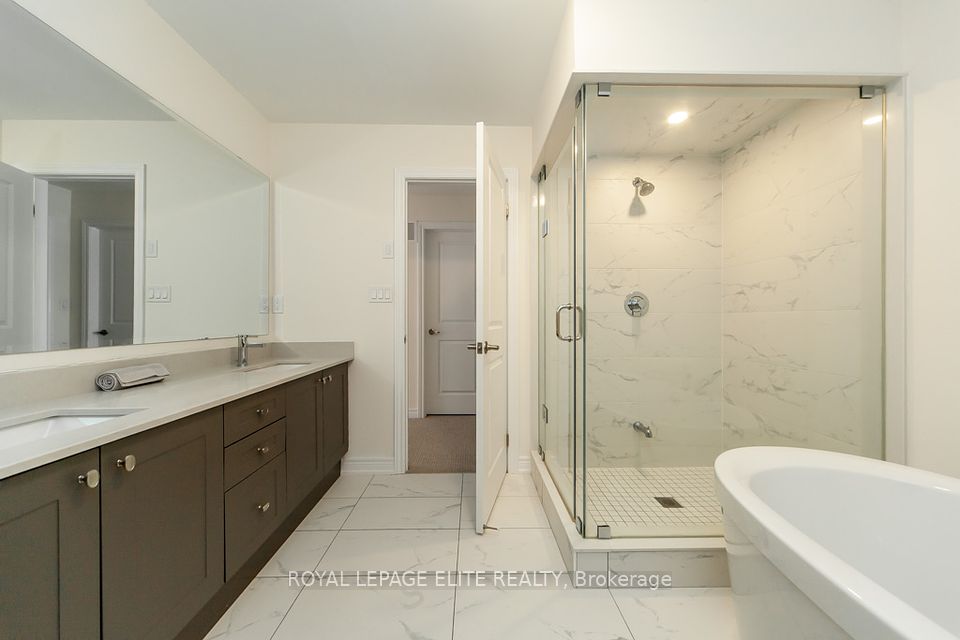 5 PC. ENSUITE MASTER