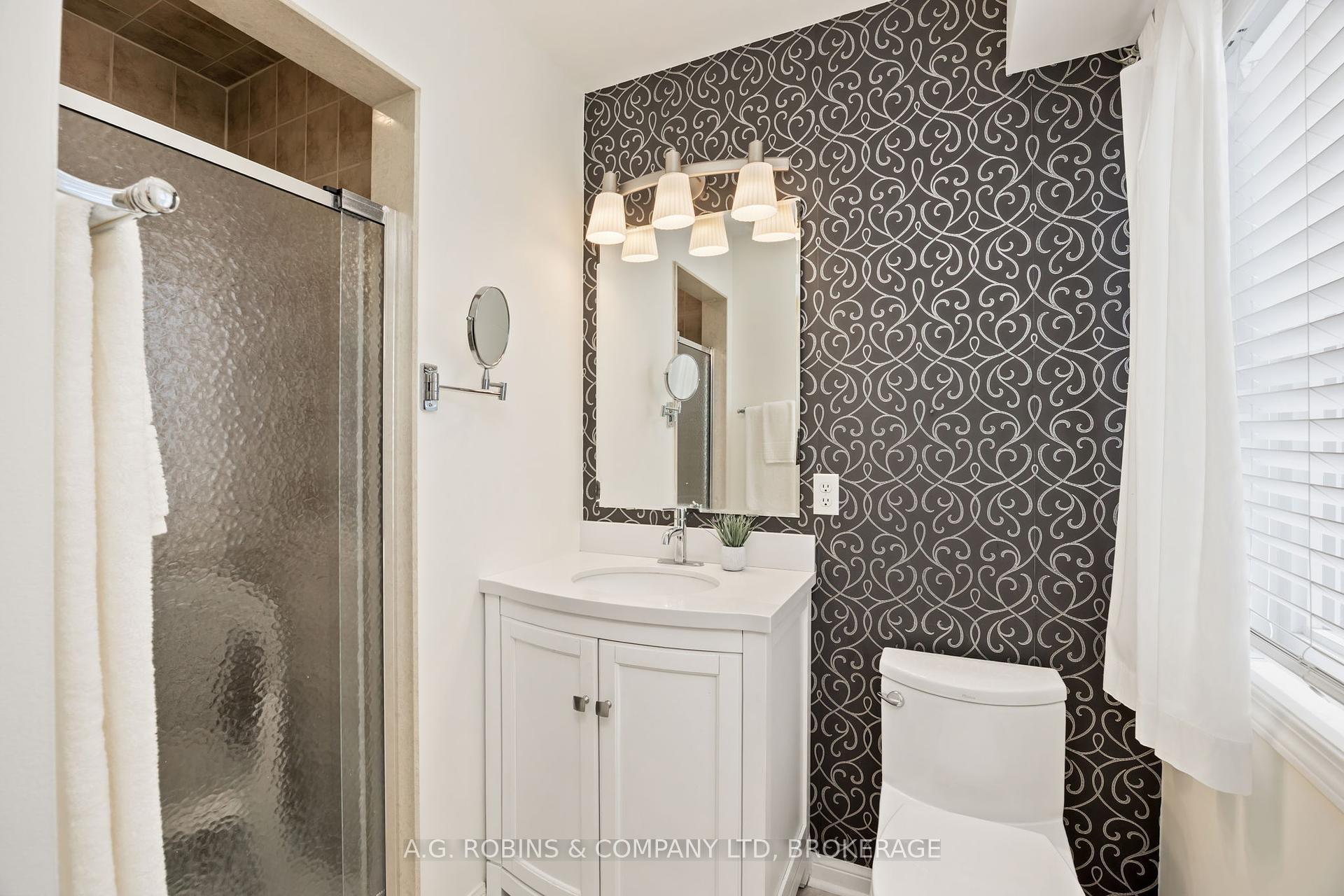 3 Bedrooms Condo at 595 Dundas, Mississauga For sale