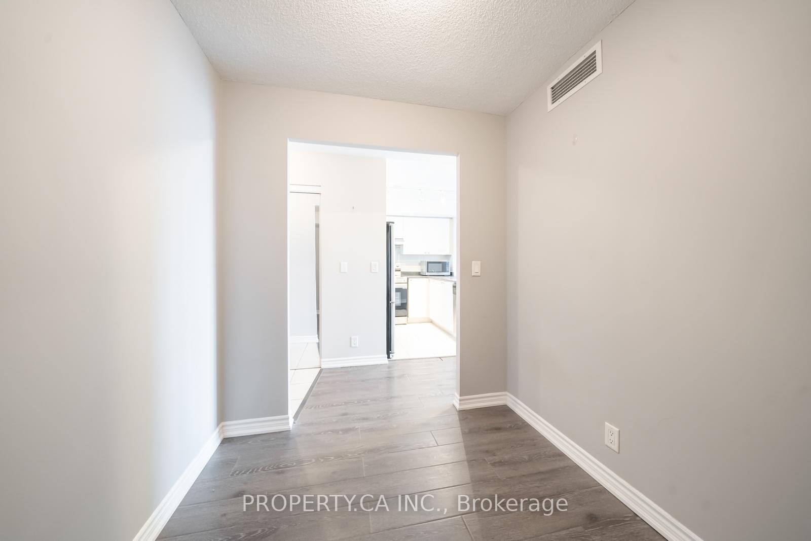 2 Bedrooms Condo at 33 Elm, Mississauga For sale