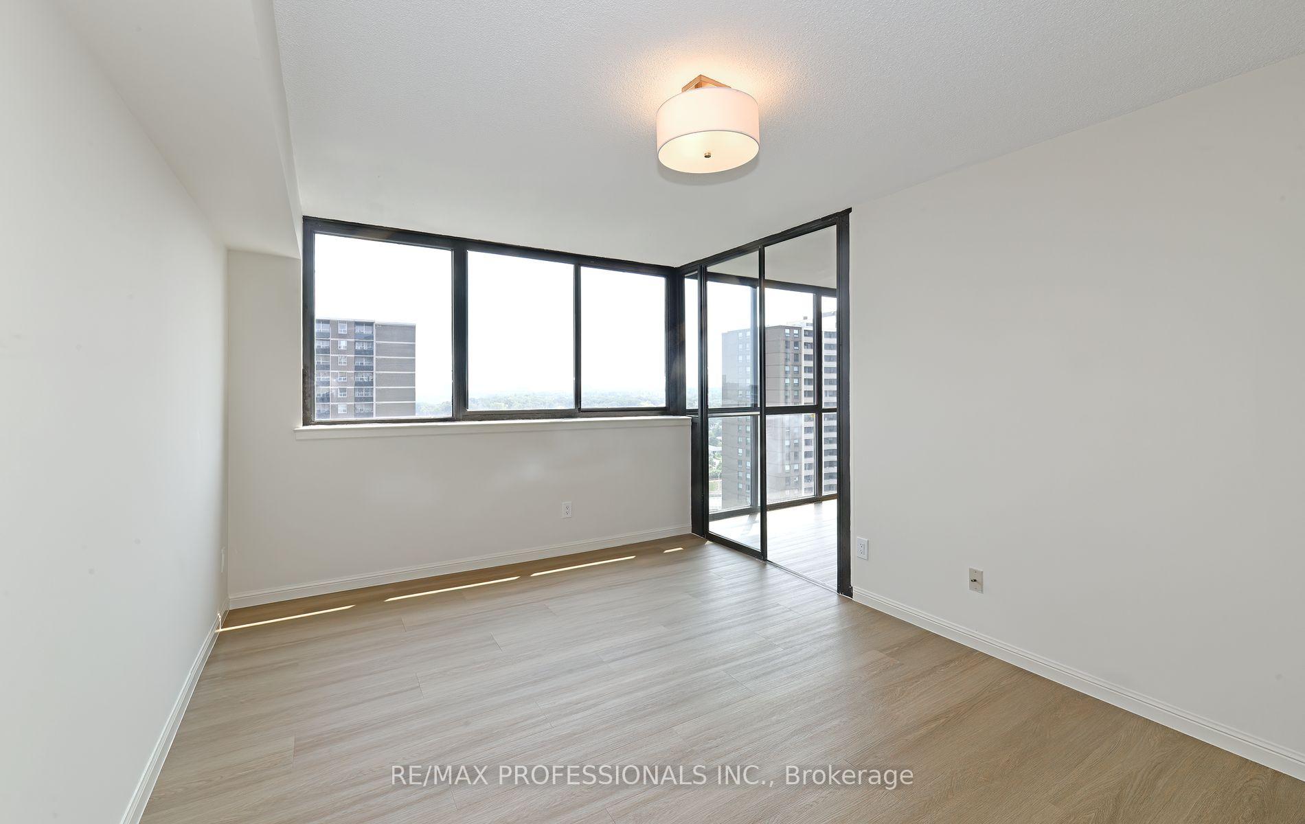 3 Bedrooms Condo at 40 Richview, Toronto For sale
