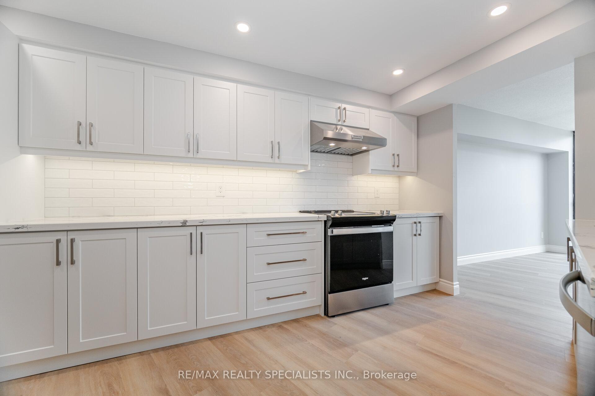 3 Bedrooms Condo at 1240 Marlborough, Oakville For sale