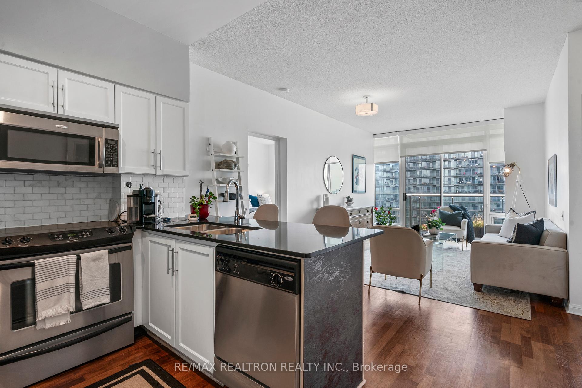 2 Bedrooms Condo at 15 Windermere, Toronto For sale