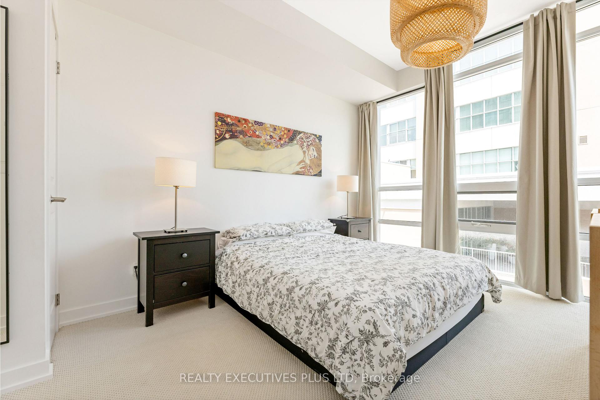3 Bedrooms Condo at 8 Fieldway, Toronto For sale