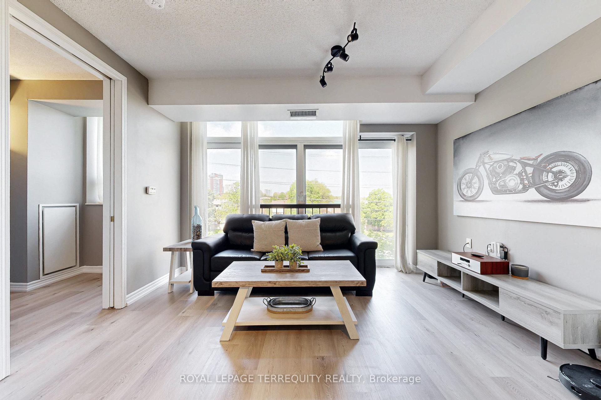 2 Bedrooms Condo at 200 Burnhamthorpe, Mississauga For sale