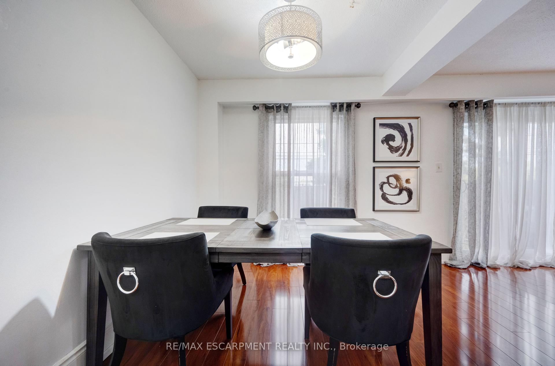4 Bedrooms Condo at 3430 Brandon Gate, Mississauga For sale