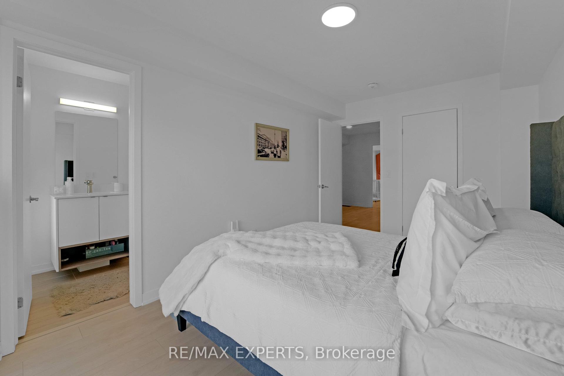 3 Bedrooms Condo at 1095 Cooke,  Burlington For sale