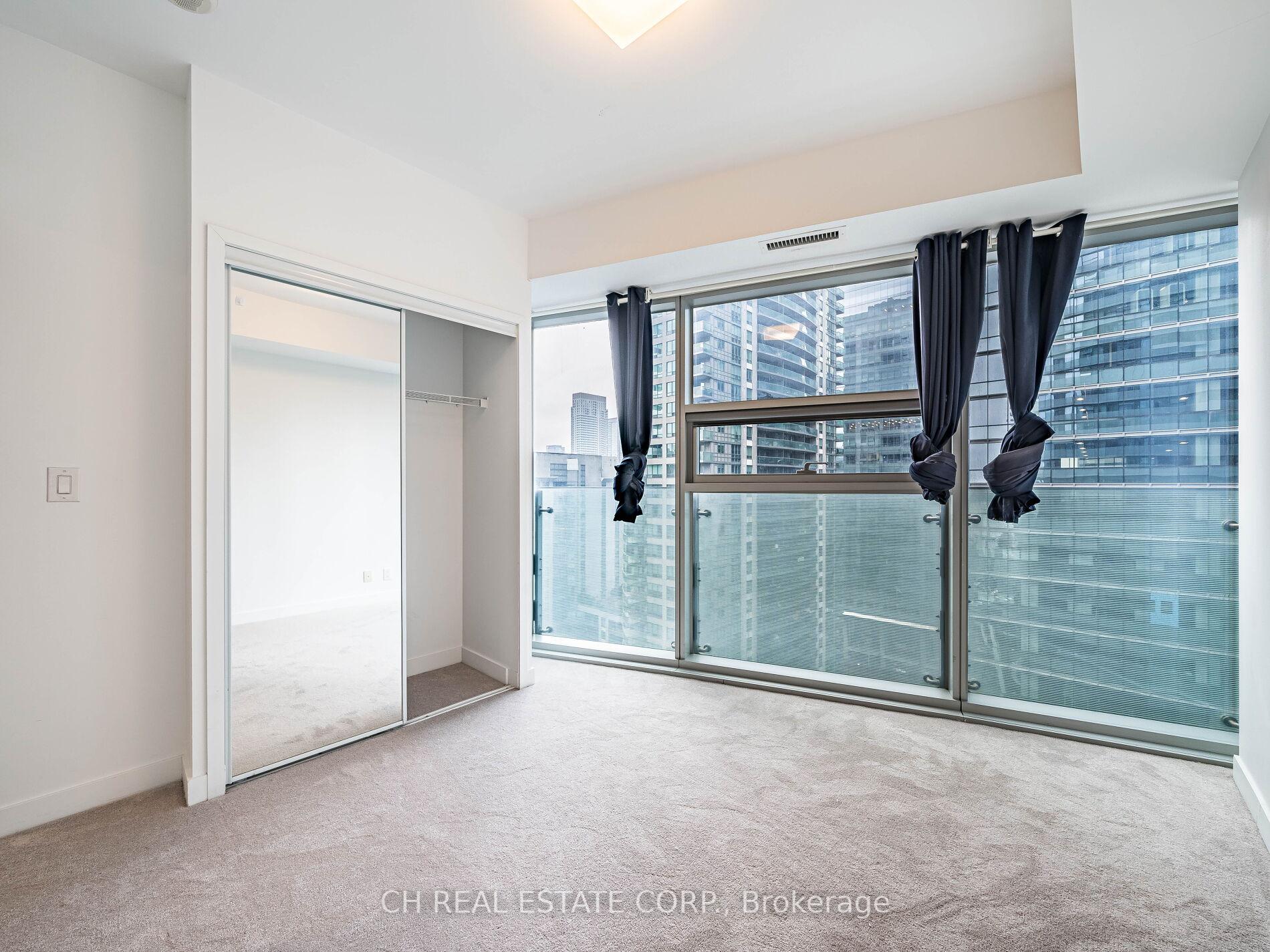 2 Bedrooms Condo at 12 York,  Toronto For sale