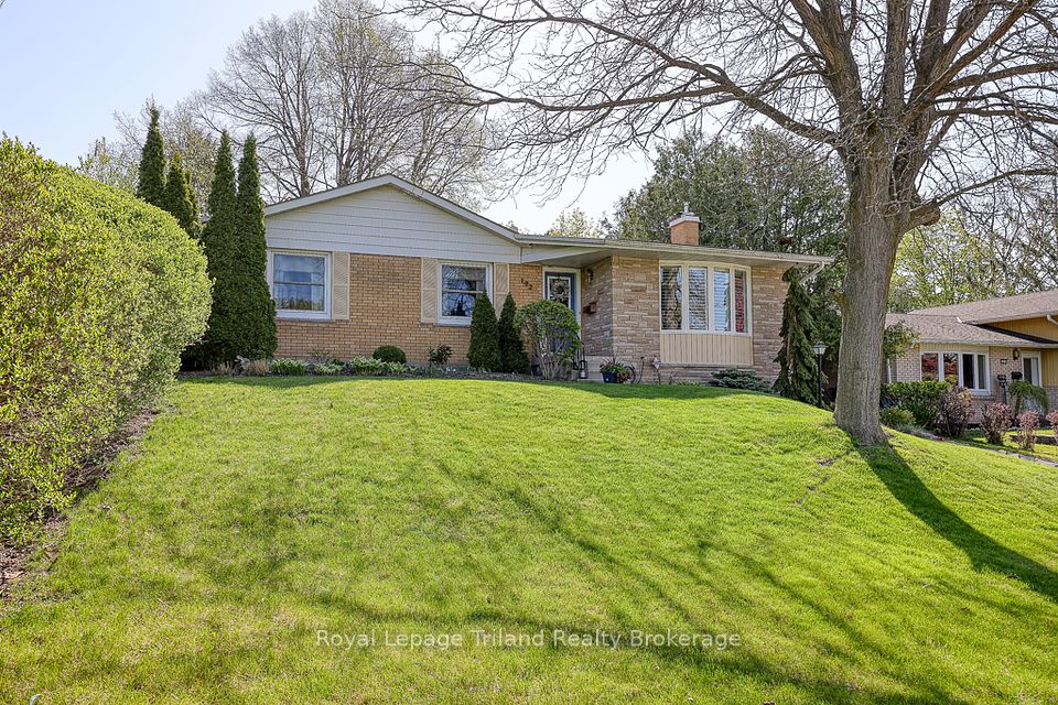 192 Greenleaf Crescent