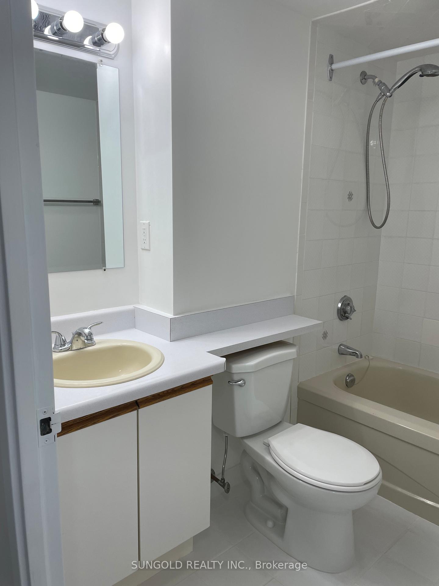 3 Bedrooms Condo at 30 Thunder,  Toronto For sale