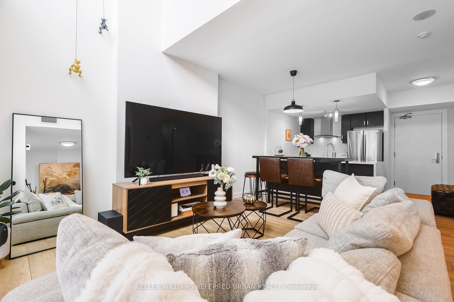 2 Bedrooms Condo at 19 Town Centre, Toronto For sale