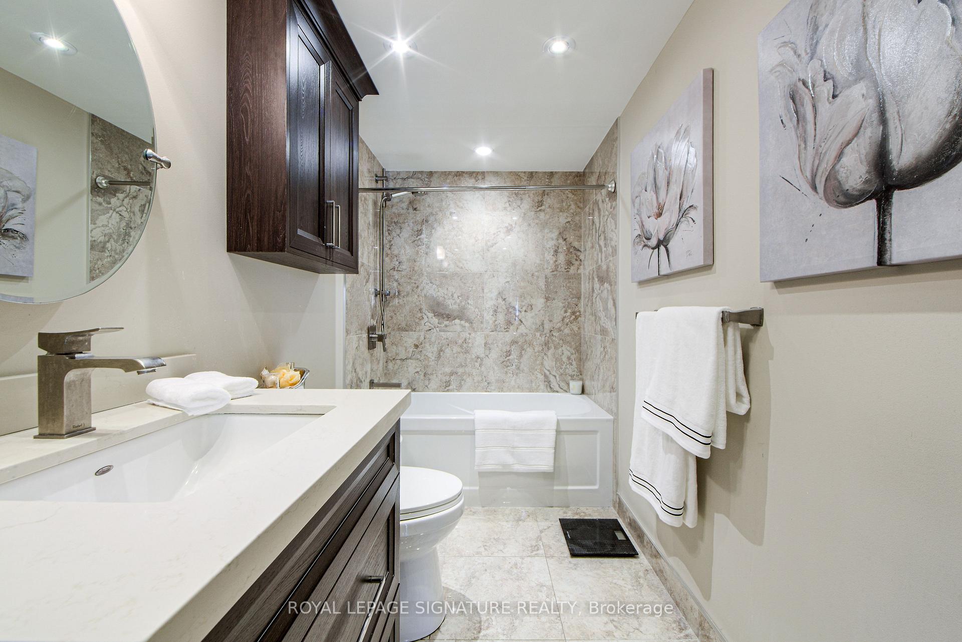 3 Bedrooms Condo at 55 Kingsbridge Garden, Mississauga For sale