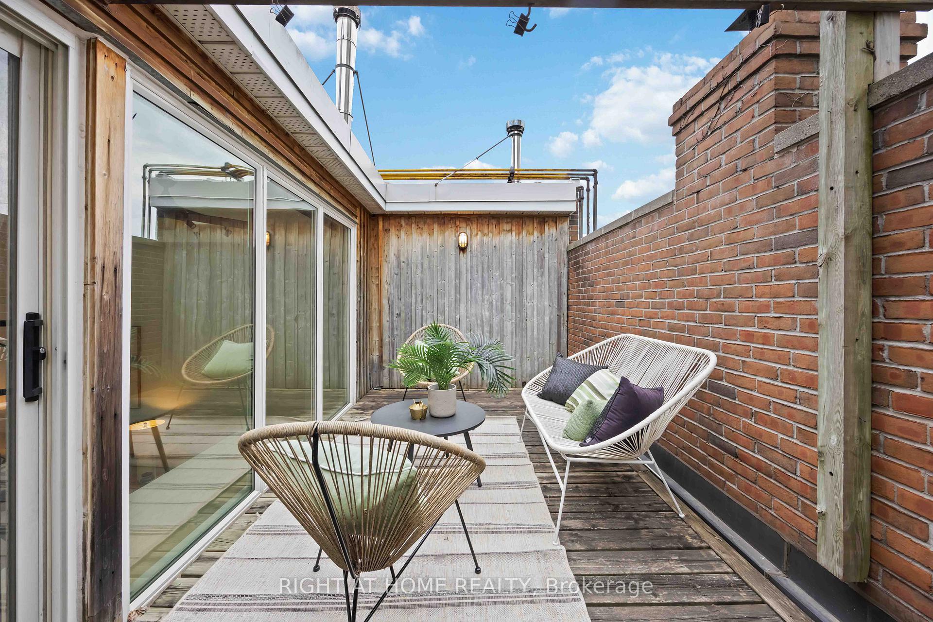 1 Bedroom Condo at 110 Hepbourne, Toronto For sale