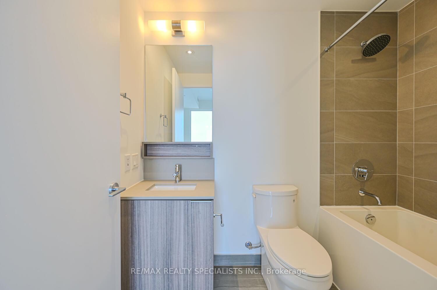 2 Bedrooms Condo at 5 BUTTERMILL, Vaughan For sale