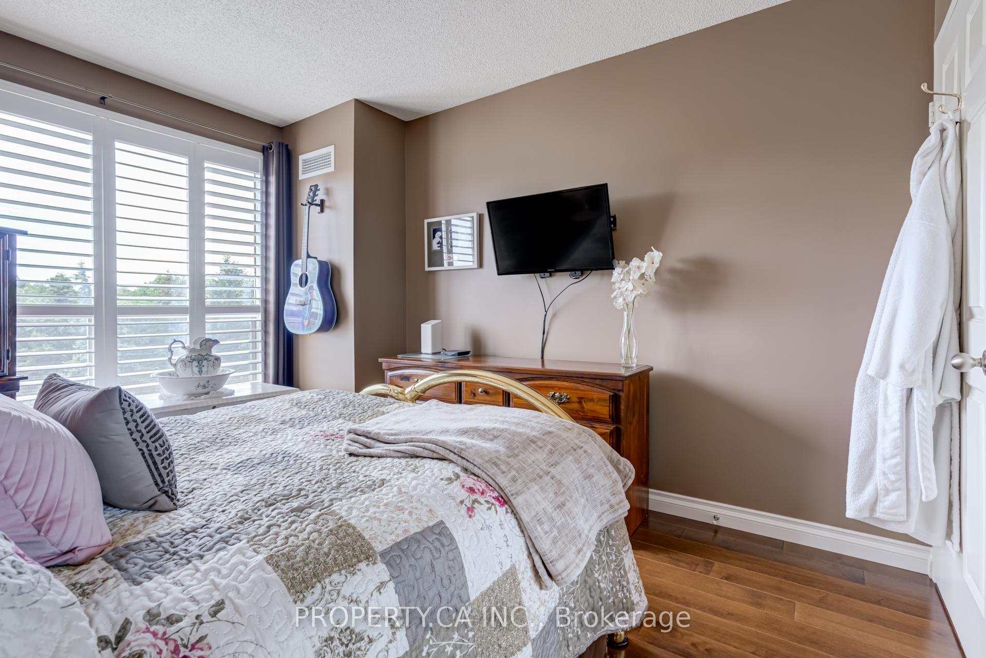 3 Bedrooms Condo at 1700 The Collegeway, Mississauga For sale