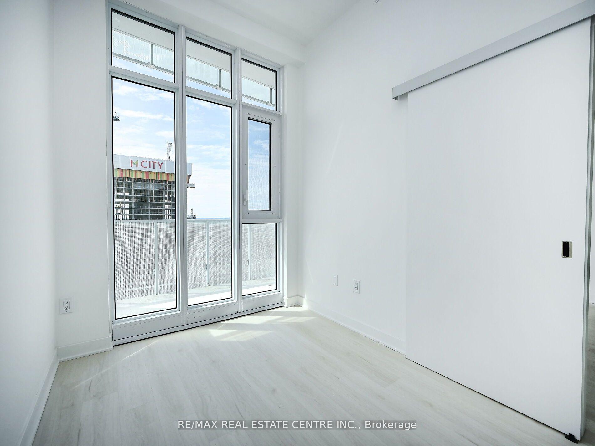 3 Bedrooms Condo at 3900 Confederation, Mississauga For sale