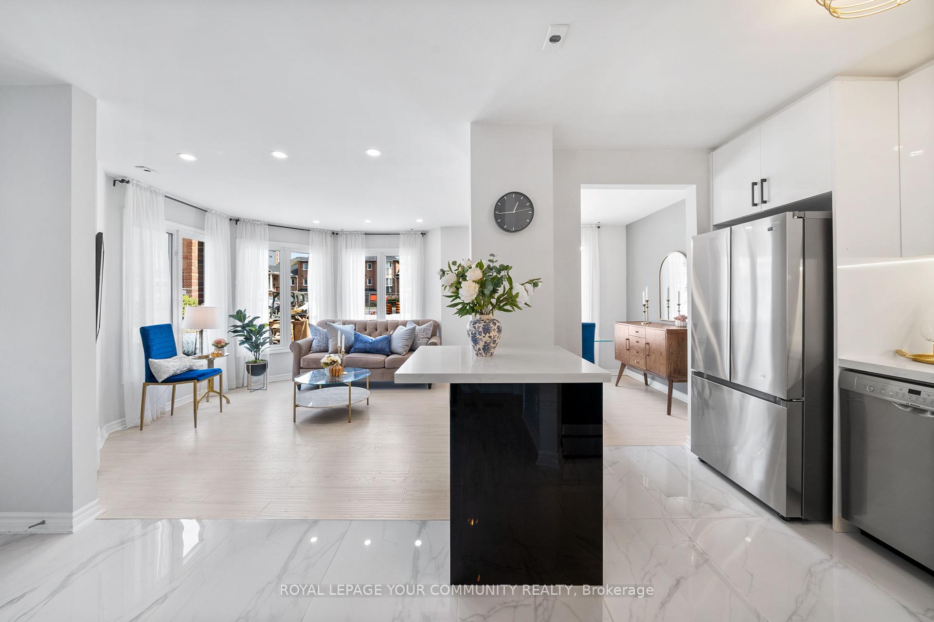 3 Bedrooms Condo at 151 Townsgate,  Vaughan For sale
