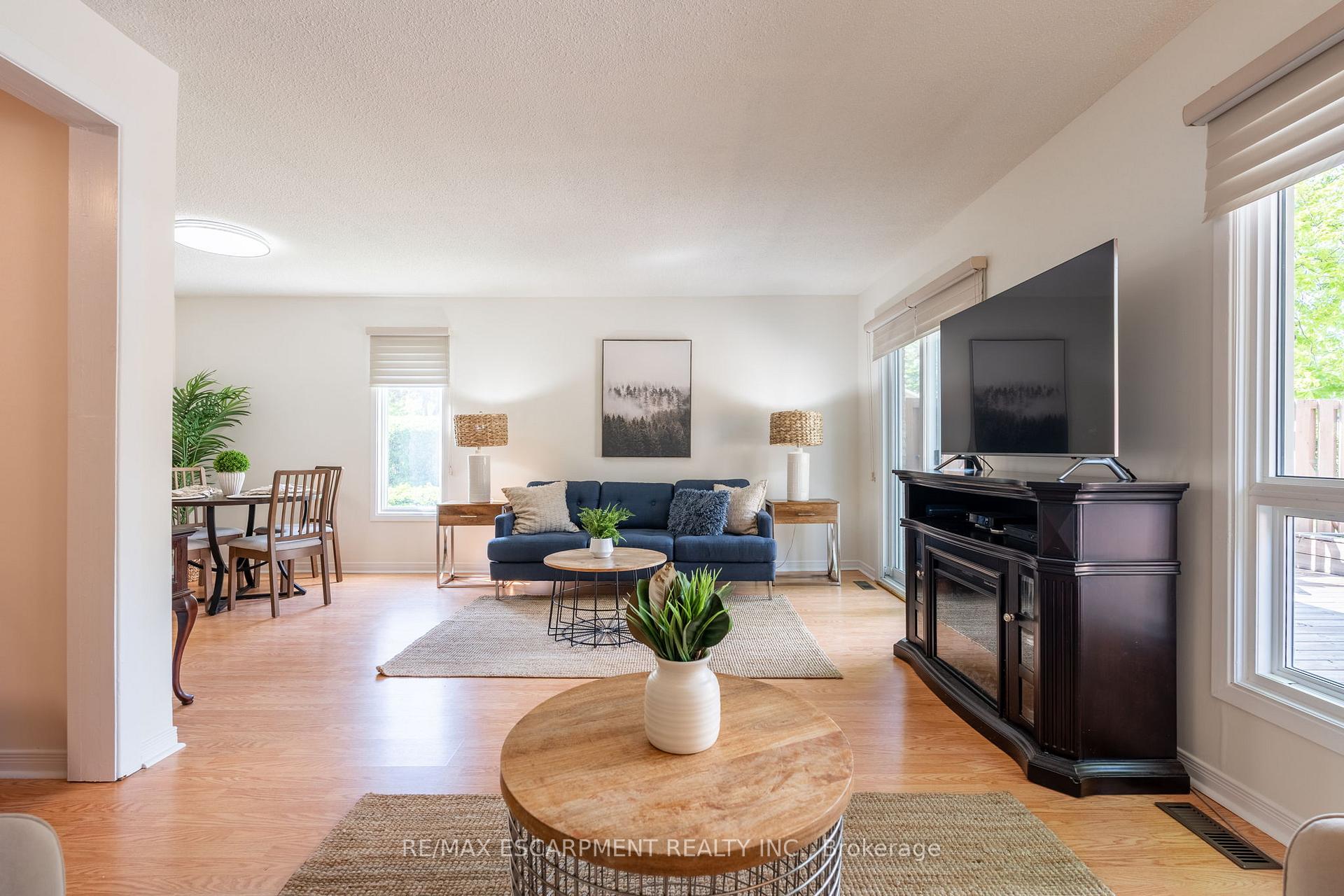 3 Bedrooms Condo at 2301 Cavendish, Burlington For sale