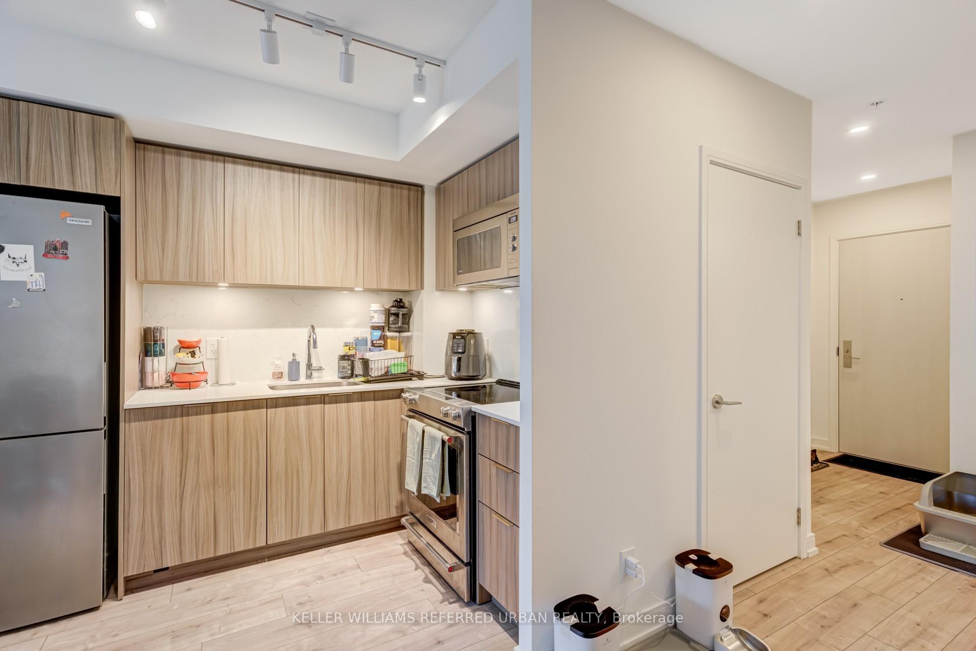 2 Bedrooms Condo at 30 Samuel Wood, Toronto For sale