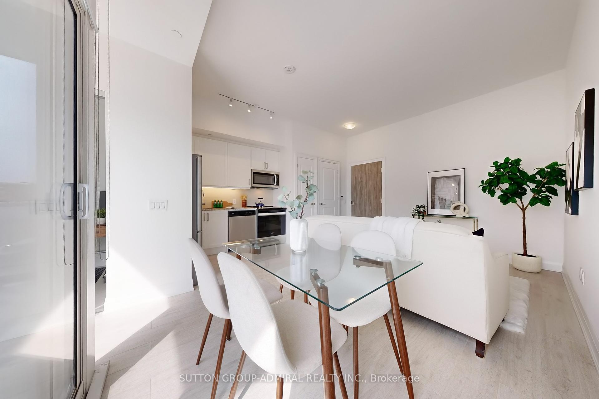 2 Bedrooms Condo at 10 Gatineau, Vaughan For sale