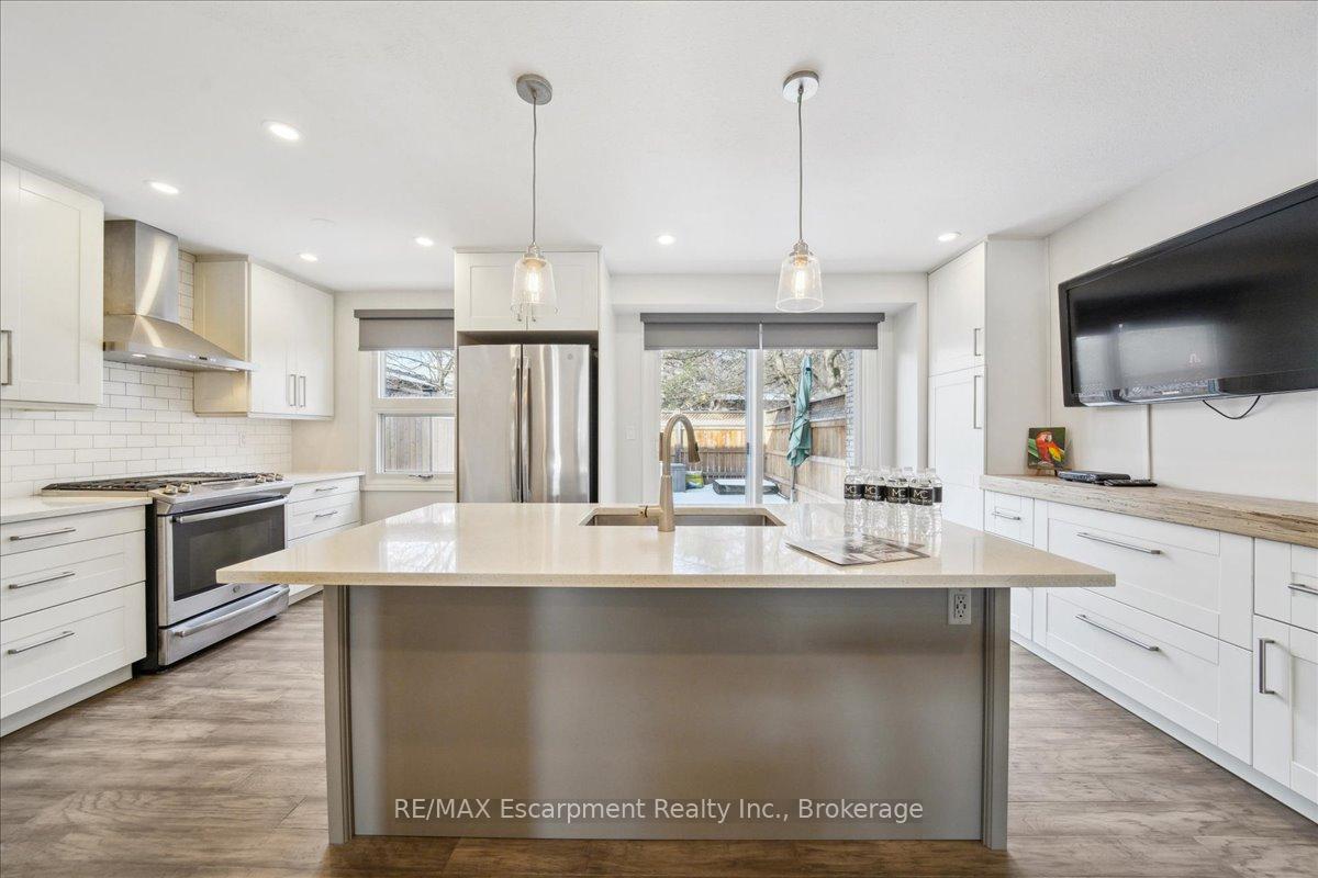 3 Bedrooms Condo at 779 Hyde,  Burlington For sale
