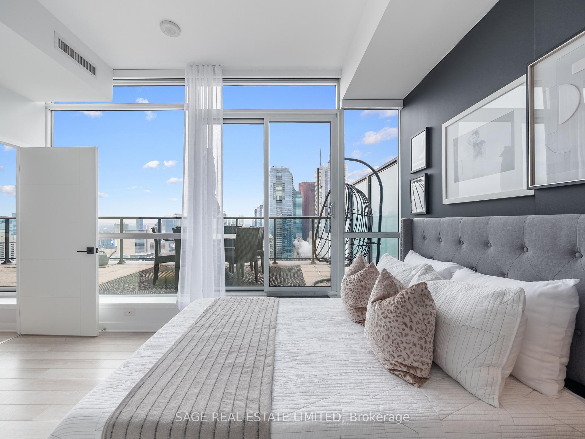 2 Bedrooms Condo at 290 Adelaide, Toronto For sale