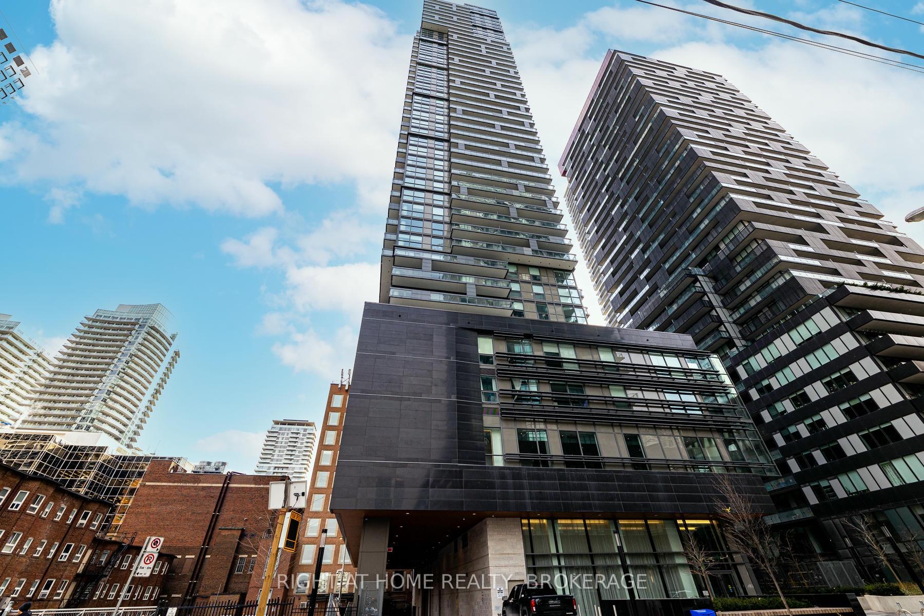 2 Bedrooms Condo at 39 Roehampton, Toronto For sale