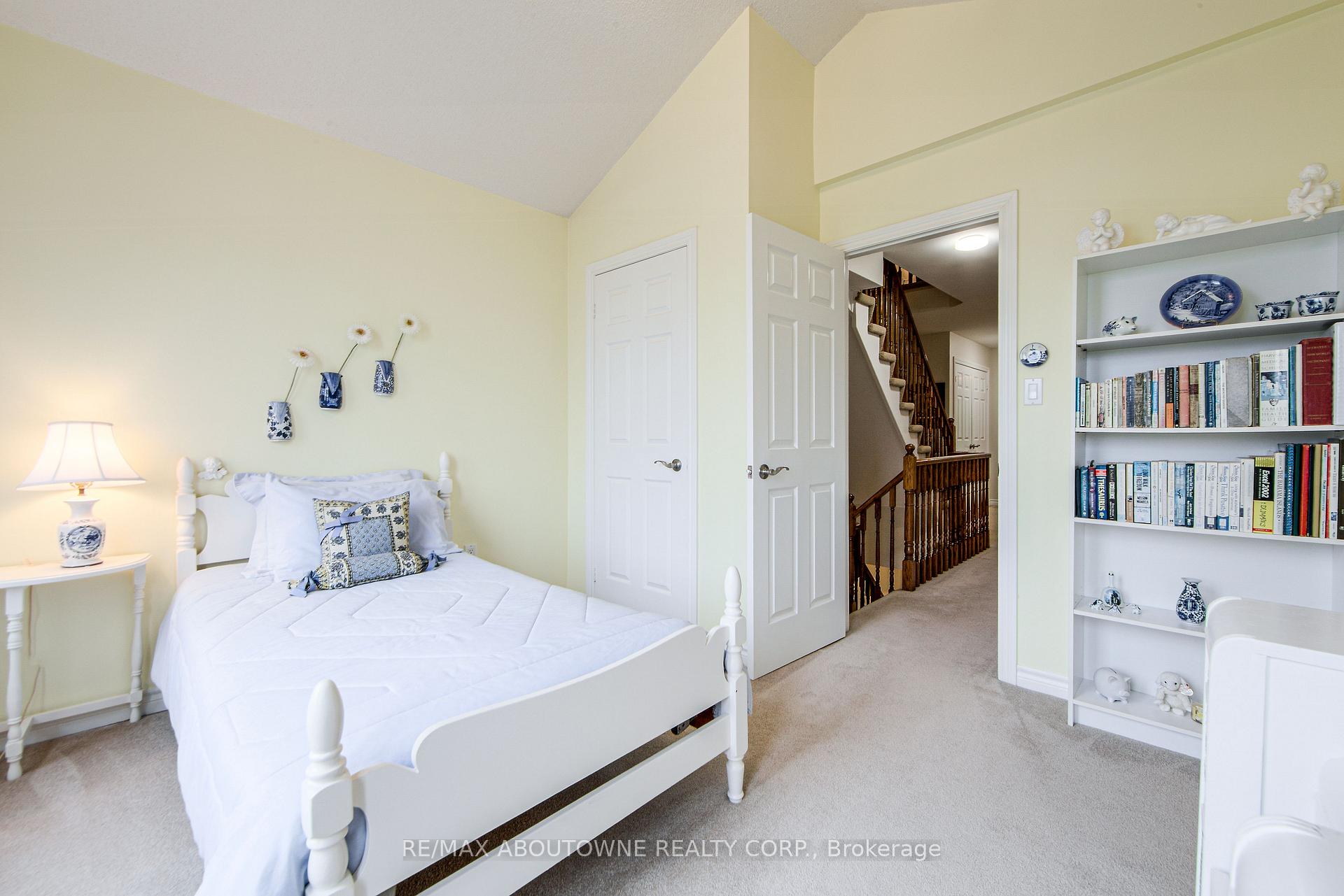 4 Bedrooms Condo at 300 Ravineview, Oakville For sale