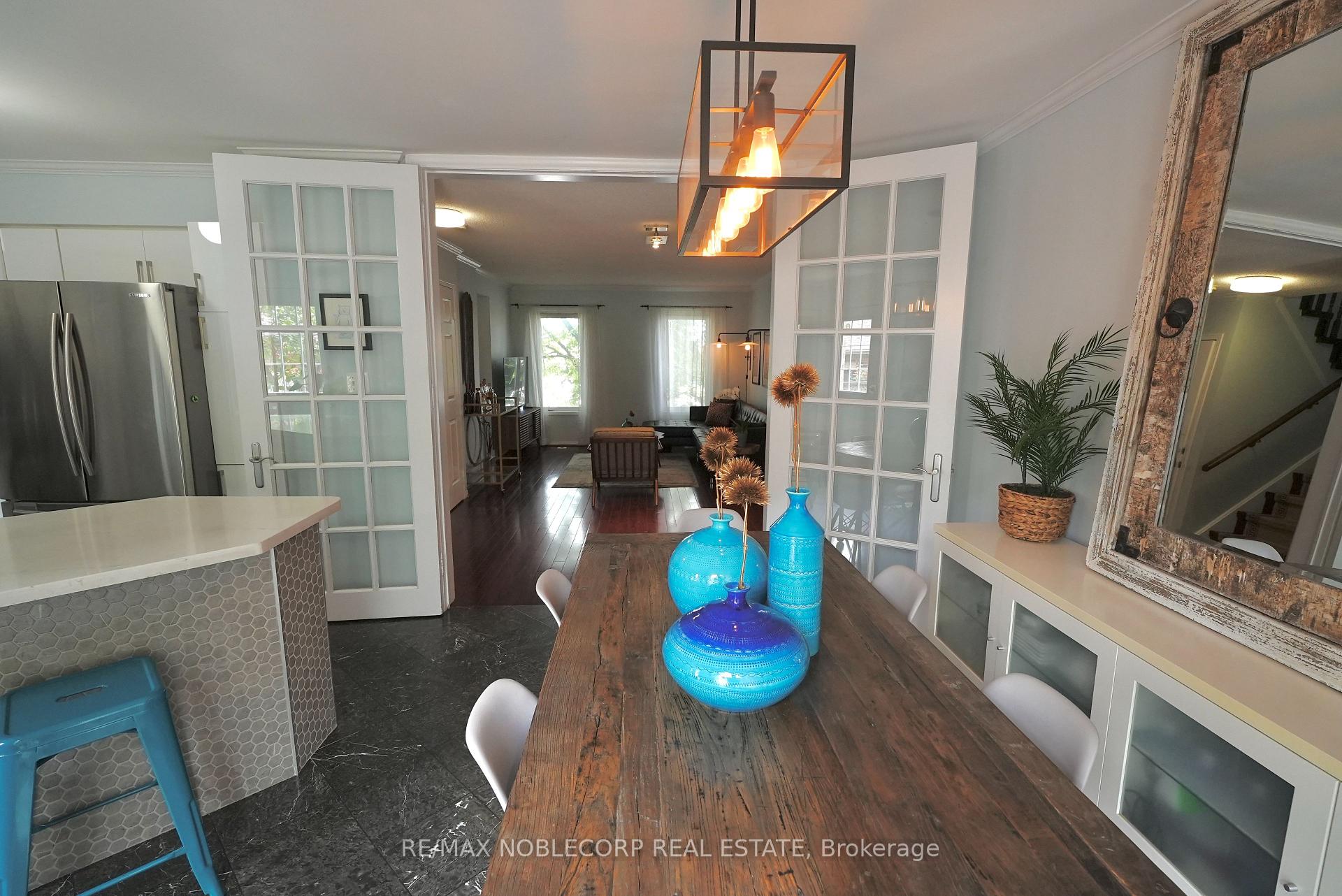 4 Bedrooms Condo at 17 Overlea, Toronto For sale