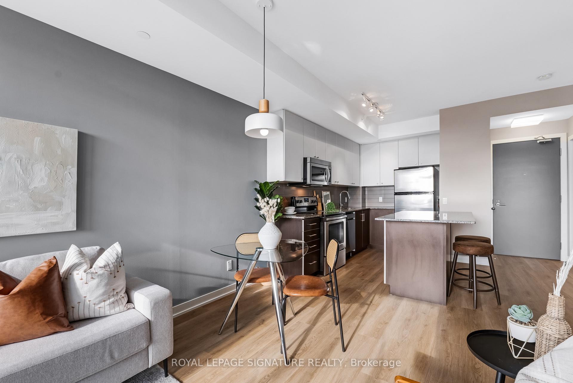 2 Bedrooms Condo at 8 Fieldway, Toronto For sale