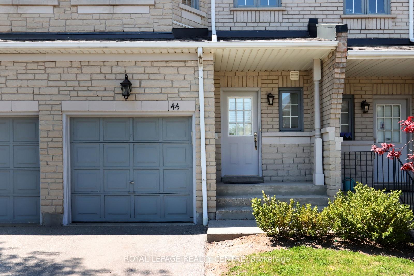 3 Bedrooms Condo at 5525 Palmerston, Mississauga For sale