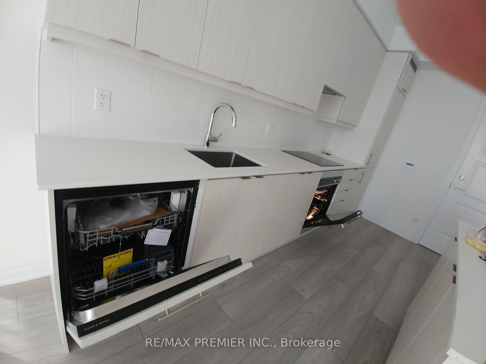 2 Bedrooms Condo at 36 Elm,  Mississauga For sale
