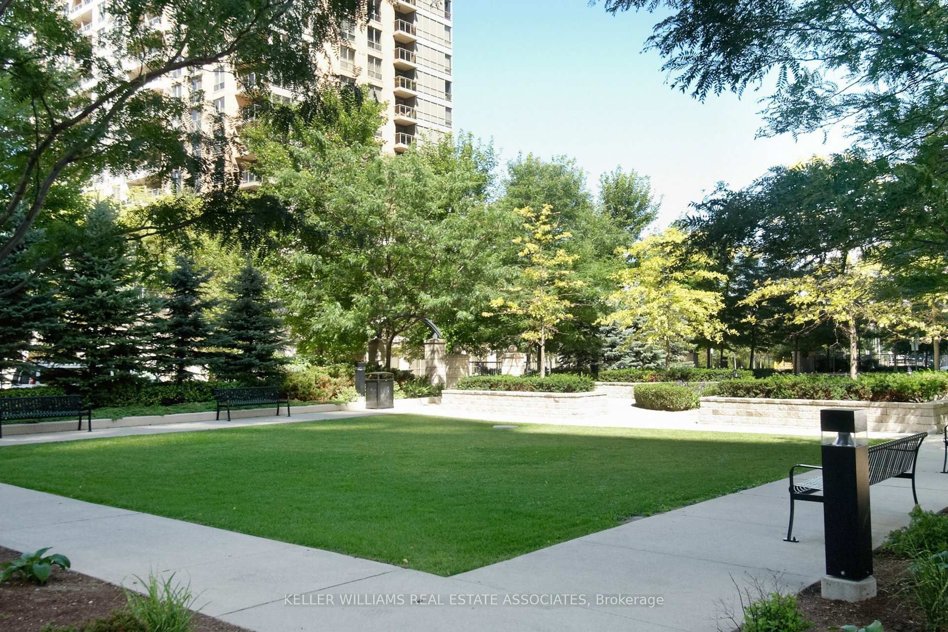 2 Bedrooms Condo at 35 Viking, Toronto For sale