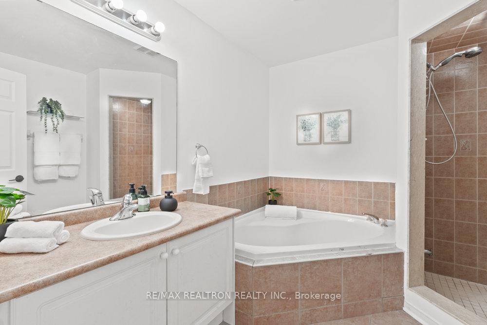 4 Bedrooms Condo at 31 Treeland, Toronto For sale