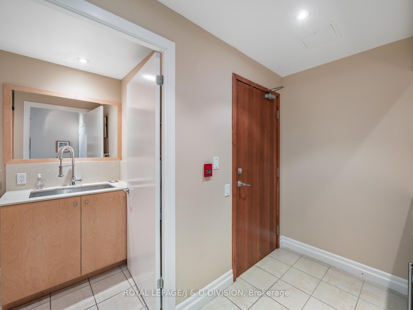 2 Bedrooms Condo at 500 Queens,  Toronto For sale