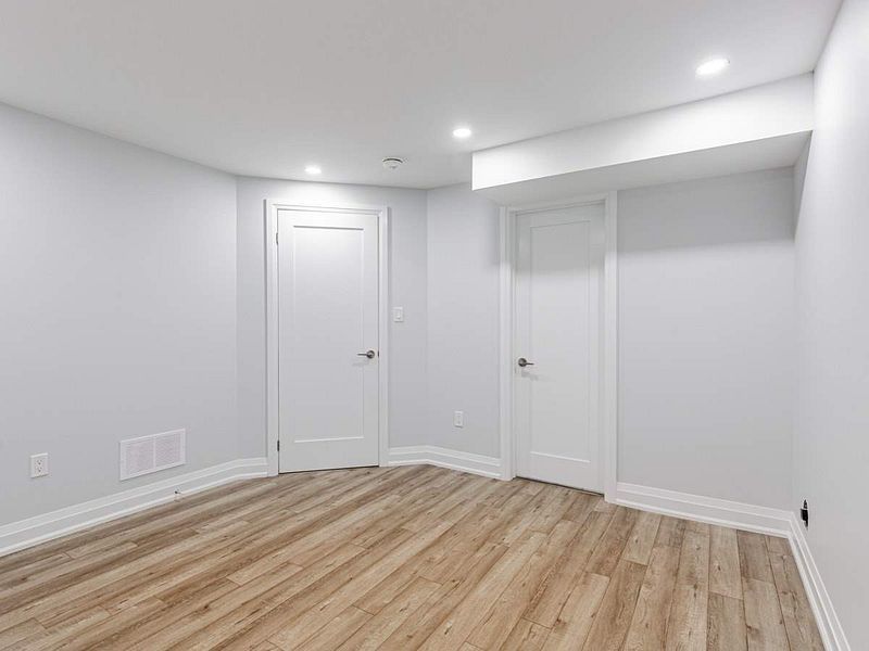 987 Avenue Road Lower