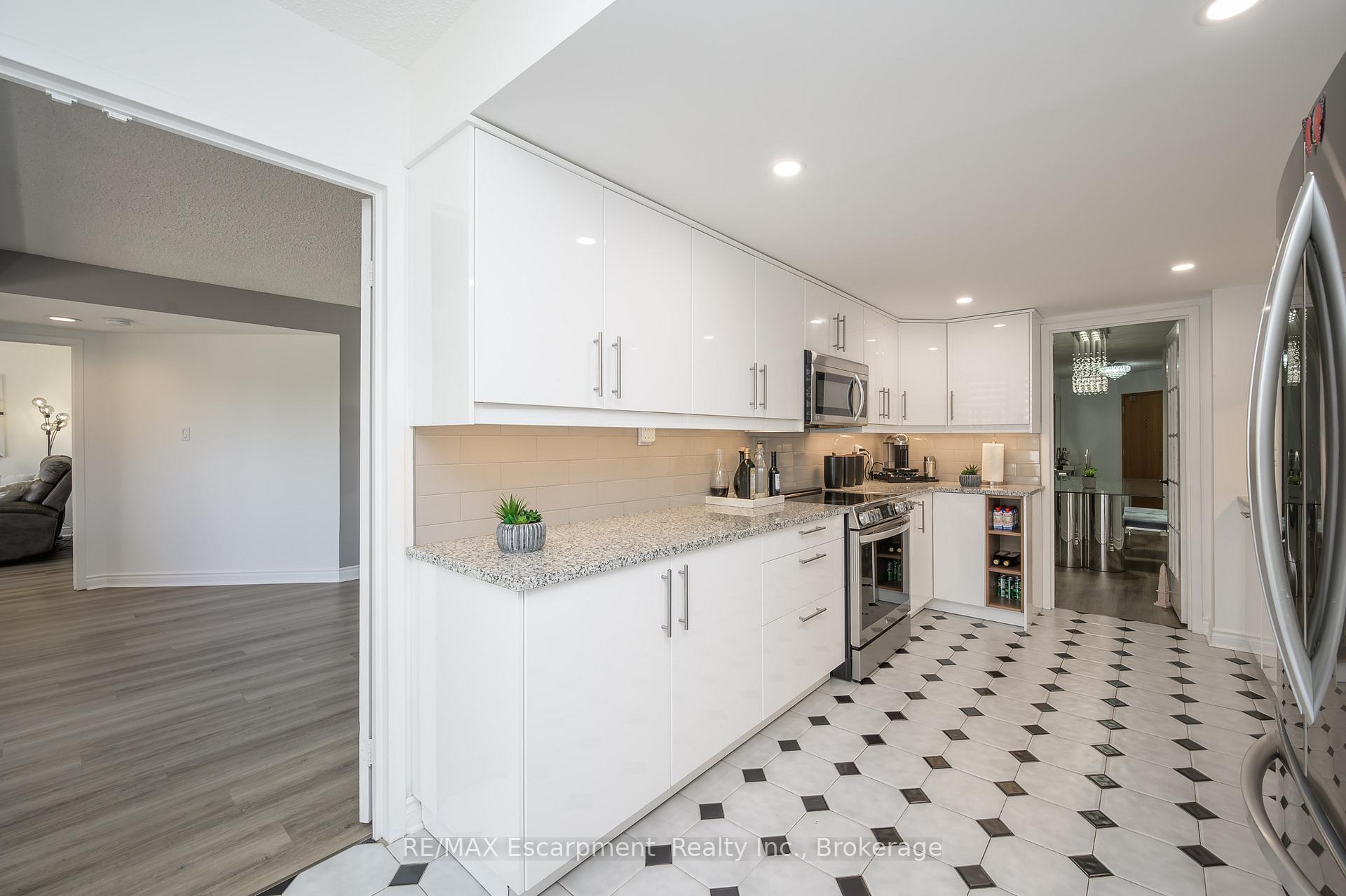 3 Bedrooms Condo at 1237 North Shore, Burlington For sale