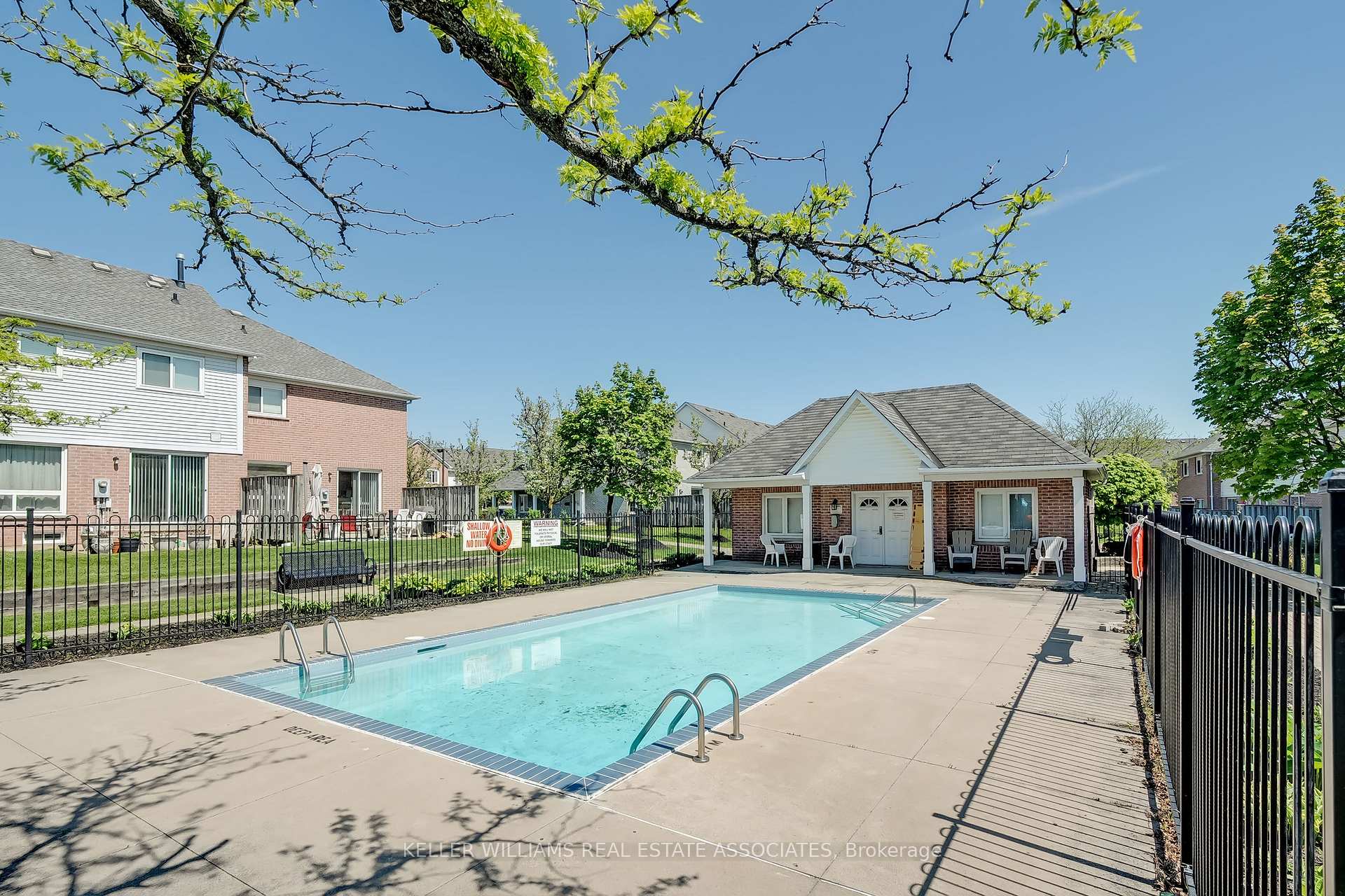 4 Bedrooms Condo at 5305 Glen Erin, Mississauga For sale
