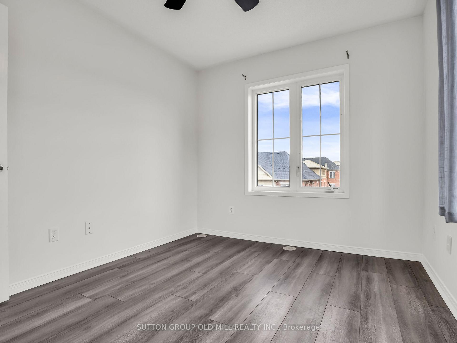2 Bedrooms Condo at 43 Hays, Oakville For sale