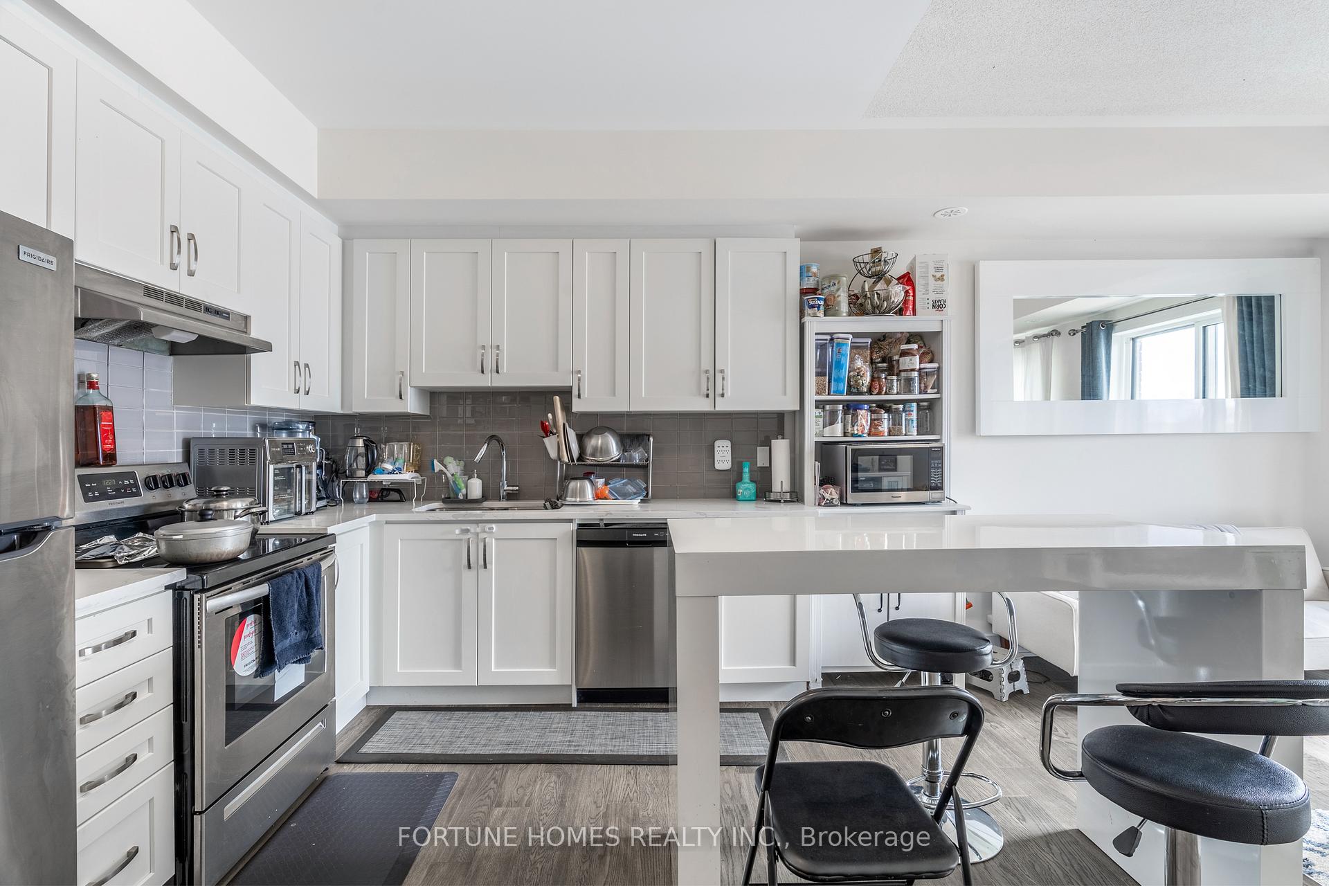 3 Bedrooms Condo at 39 John Perkins Bull, Toronto For sale