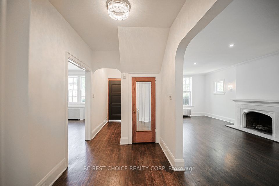 29 Whitehall Road, Toronto, ON M4W 2C5