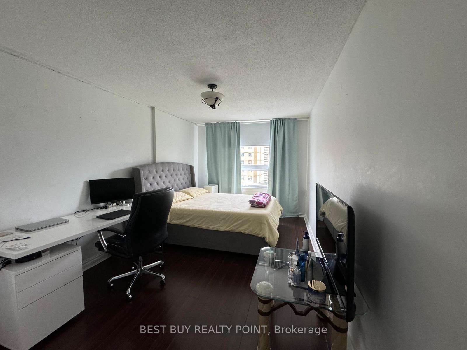 3 Bedrooms Condo at 15 La Rose, Toronto For sale