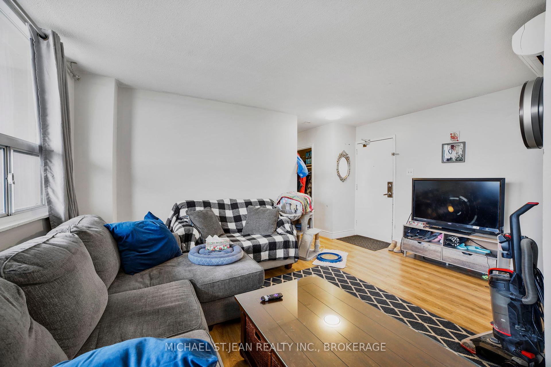 3 Bedrooms Condo at 15 Albright,  Hamilton For sale