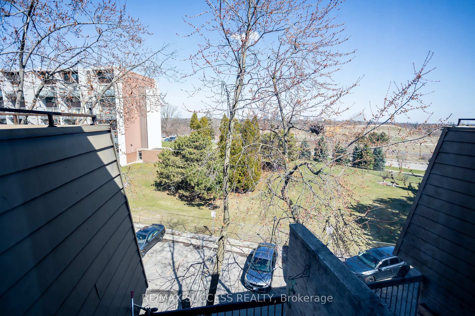 3 Bedrooms Condo at 2095 Roche, Mississauga For sale